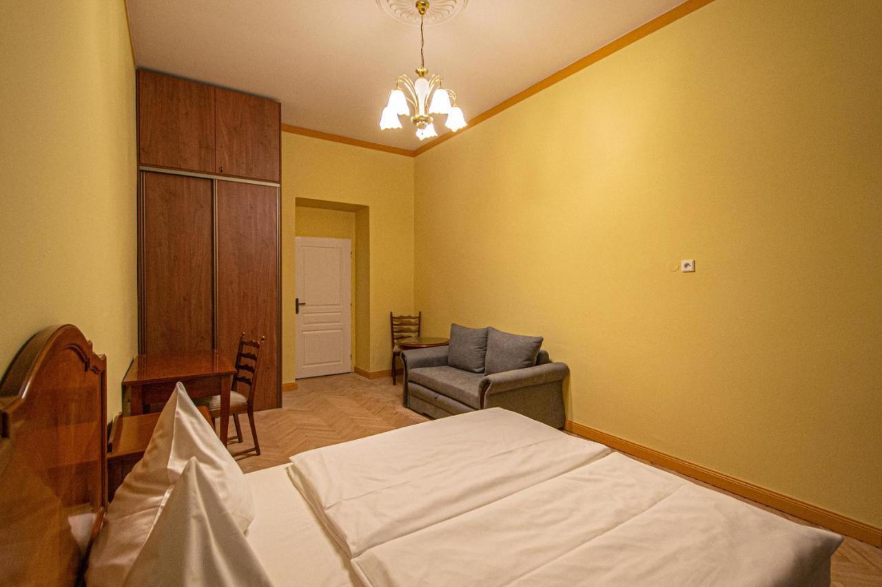 4 Bedrooms 130m2 At The Main Square Appartamento Praga